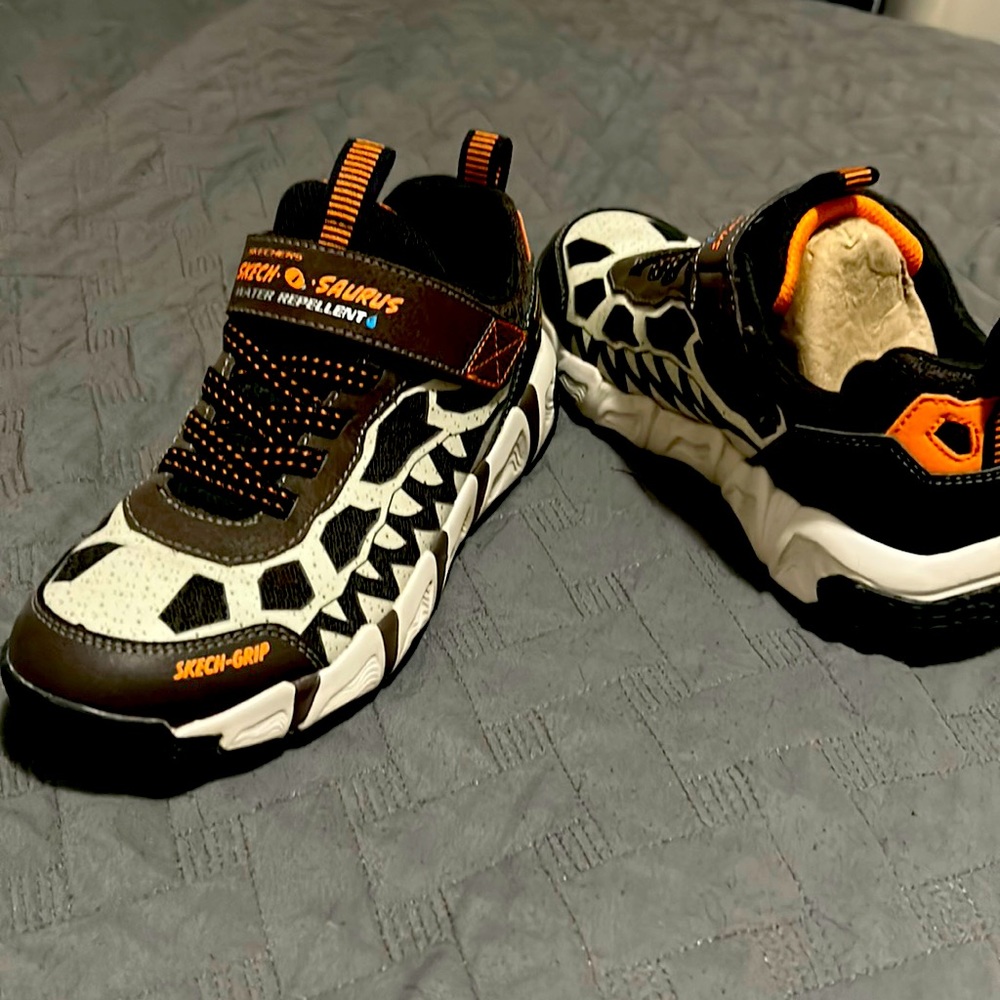 NEW! Boys size 4 sketchers sneakers.Never worn!